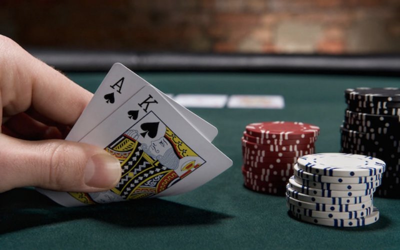 Không nên đặt cược nhiều hàng khi chơi Poker
